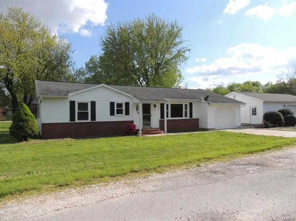 305 W 2nd St, Kinmundy, IL 62854