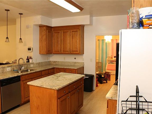 3rd image of 2713 Hollister Ave