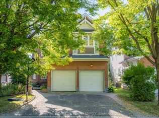 33 Norgold Cres, Ottawa, ON K2T 1J1