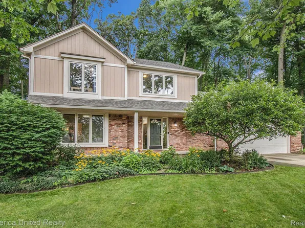 2093 Downham Dr, Wixom, MI 48393