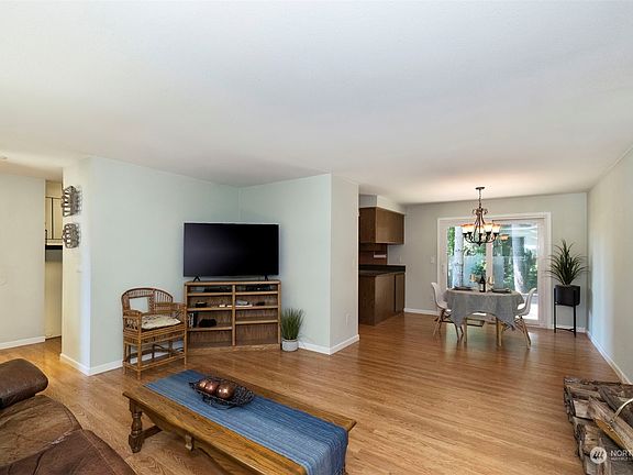 5th image of 7306 Oxford Court NW