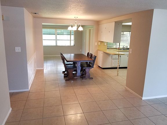 Foyer viewing dining room and family room