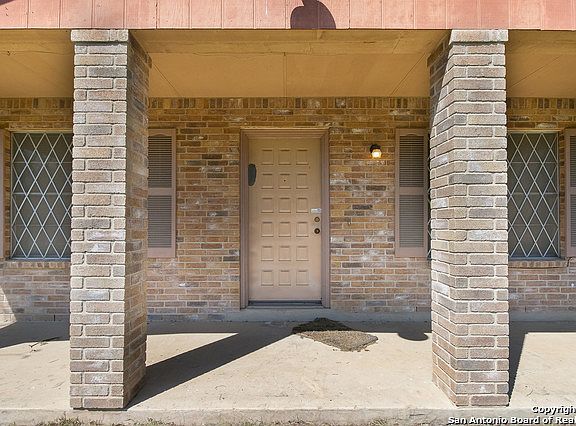 3rd image of 923 Grosvenor St