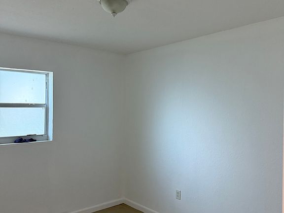 5th image of 4521 SW 32nd Dr