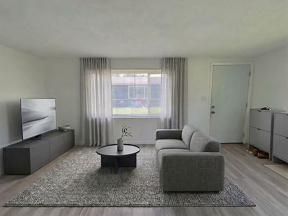 5th image of 207 Roxana Ave #B