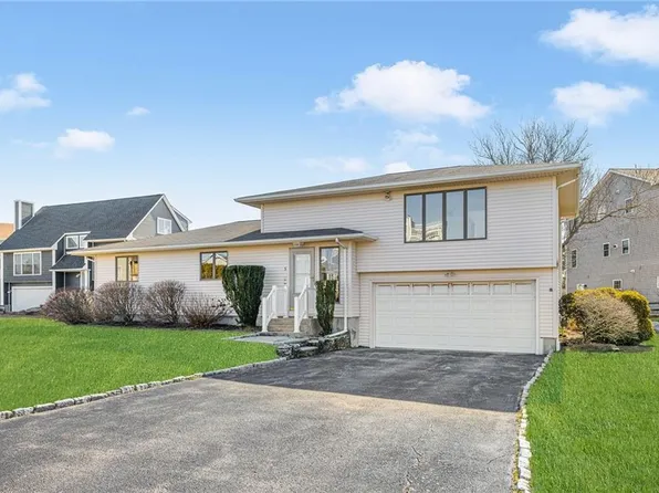 5 Wilderness Dr, Narragansett, RI 02882