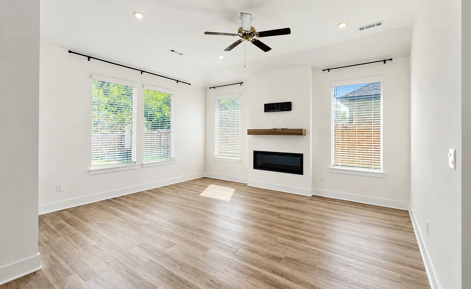 3 bed, 1639 sqft, $2,200 — Photo 2
