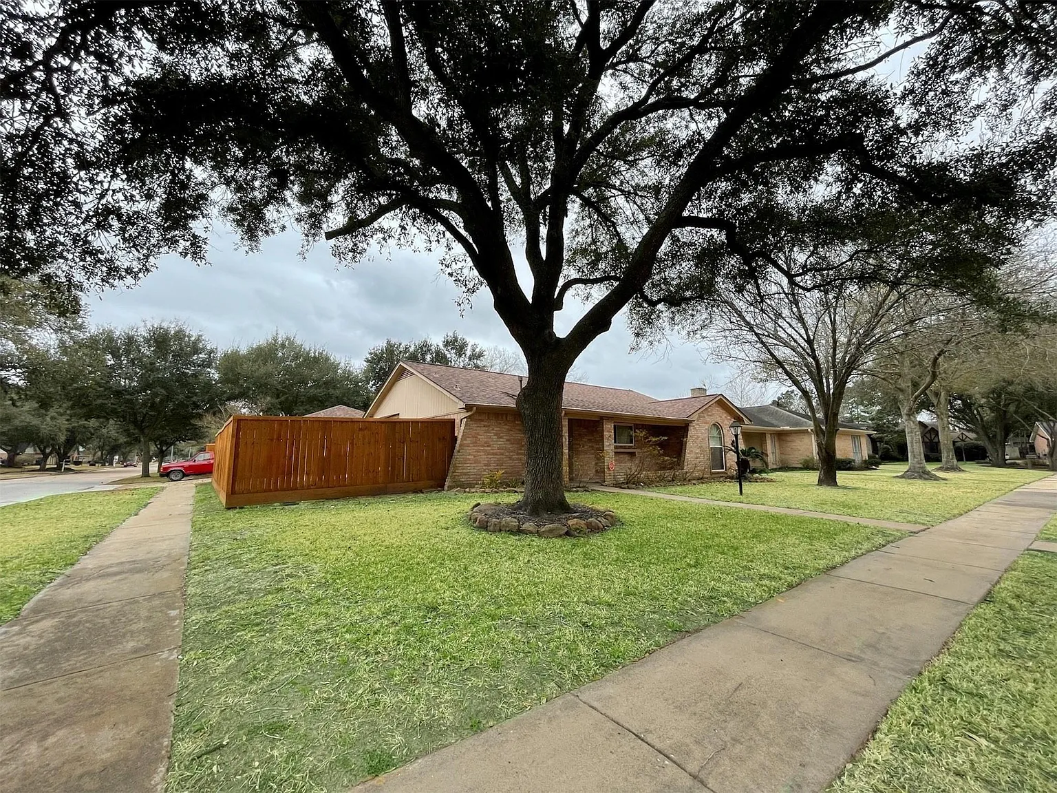 4 bed, 2.0 bath, 1826 sqft, $2,600 — Photo 2
