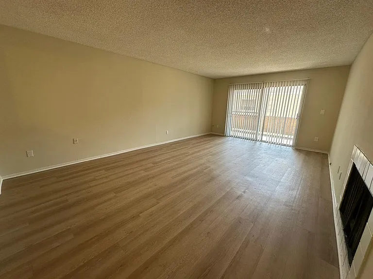 Villa Valencia Apartments — Photo 11
