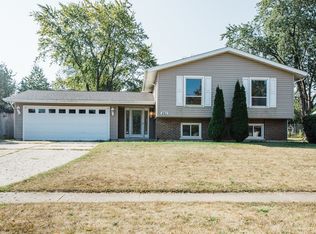 251 Dartmoor Dr, Crystal Lake, IL 60014