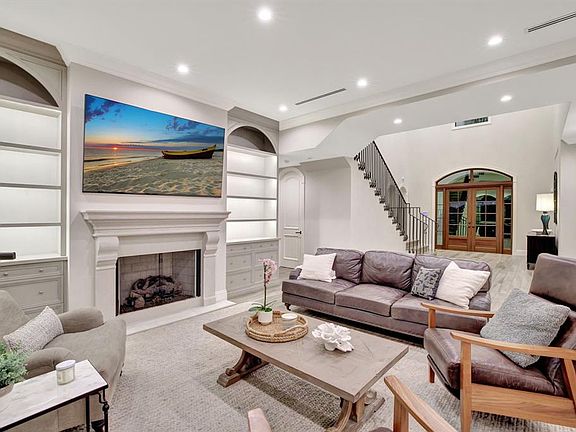 3rd image of 2425 Delmar Place