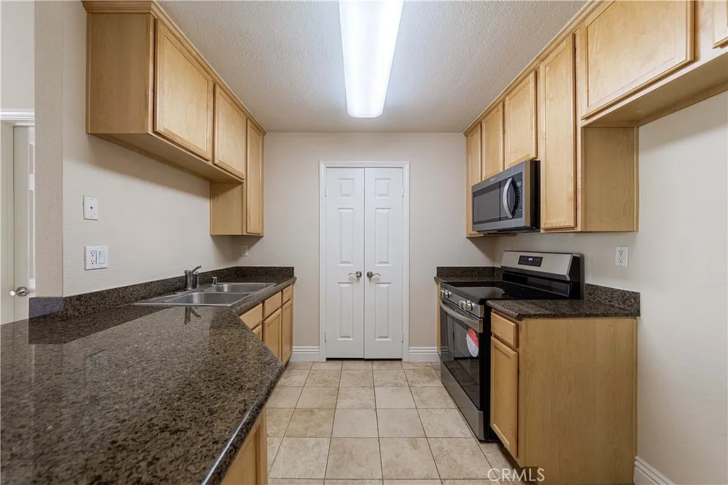 2 bed, 2.0 bath, 995 sqft, $2,650 — Photo 3