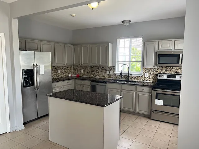 2141 Arcadia Dr