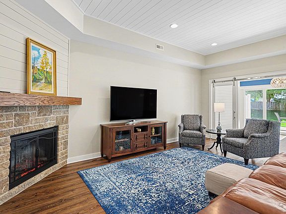 3rd image of 609 Breaker Cove Dr