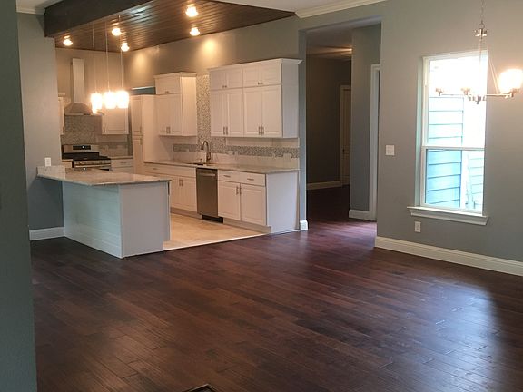 3rd image of 609 W Agarita Ave