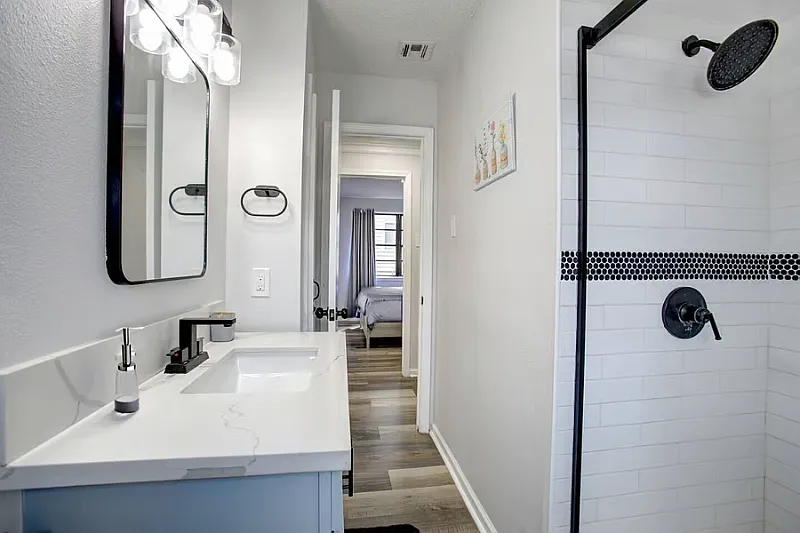 Magnolia Serenity Suite | Furnished Mid-Term Room | Utilities Included | Women-Focused Co-Living — Photo 4