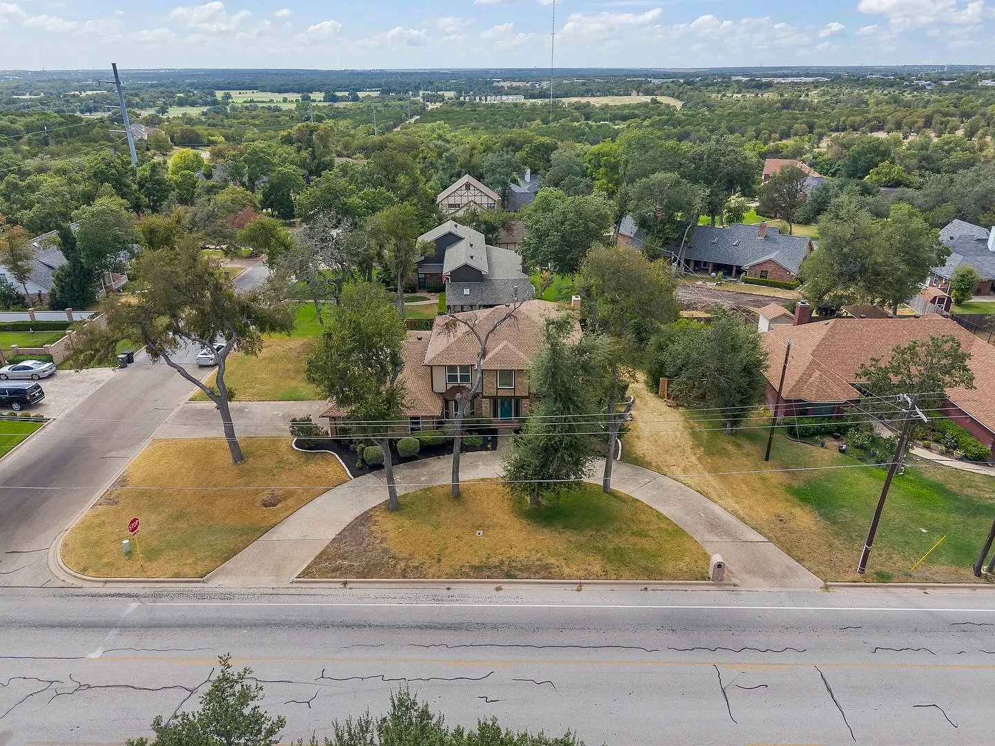 Spacious 4 Bedroom Home in Established Temple Neighborhood! — Photo 2