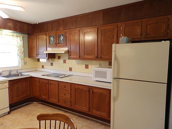 3rd image of 225B Buckingham Ct