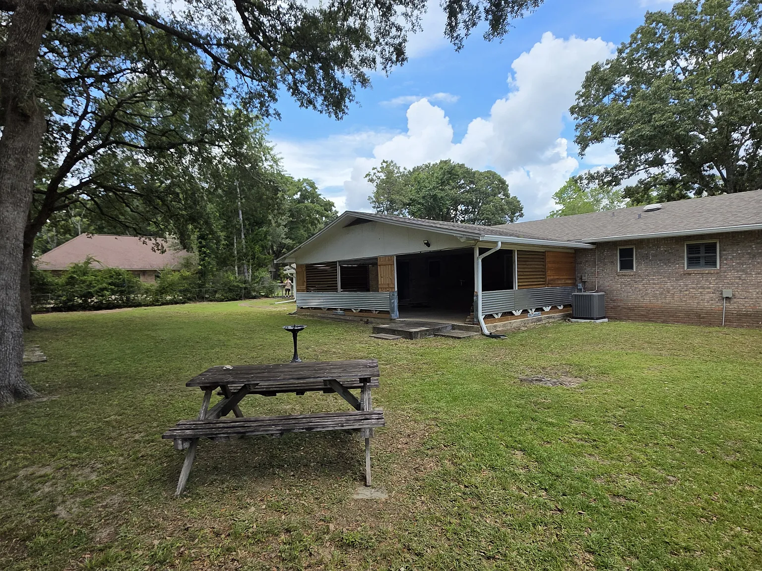 4 bed, 2200 sqft, $2,200 — Photo 2