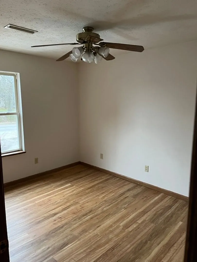 Upstairs apartment....3 Bed 2 Bath — Photo 3