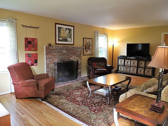 Big Living Rm real Fireplace