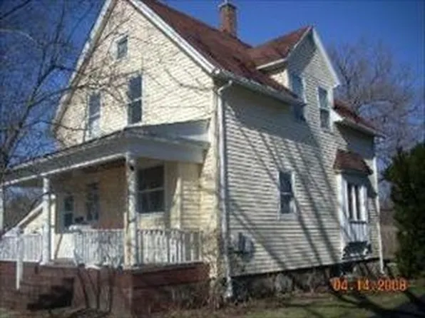 107 Hayes St, Harvard, IL 60033
