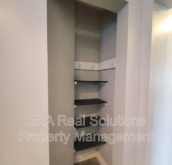 1092 Oakwood Ave — Photo 9