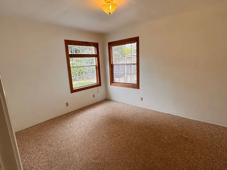 1019 NW Buchanan Ave — Photo 10