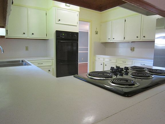 4th image of 176 Pinecrest Dr