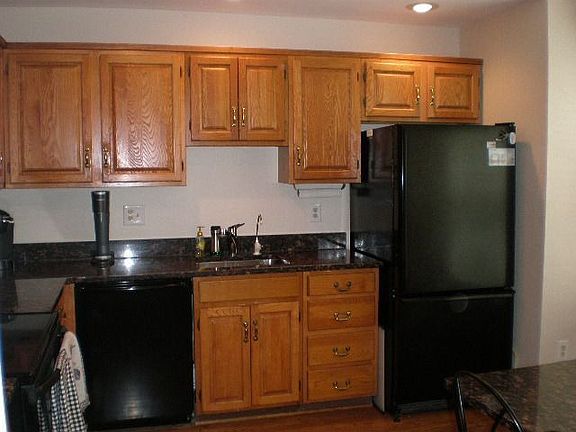 Maple Cabinets, Blk appl