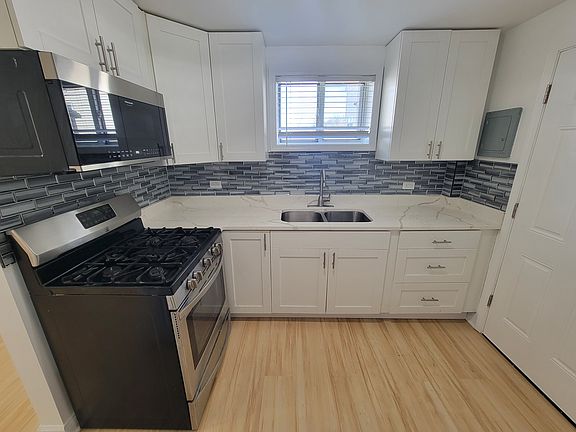 4th image of 6222 W Addison St #2