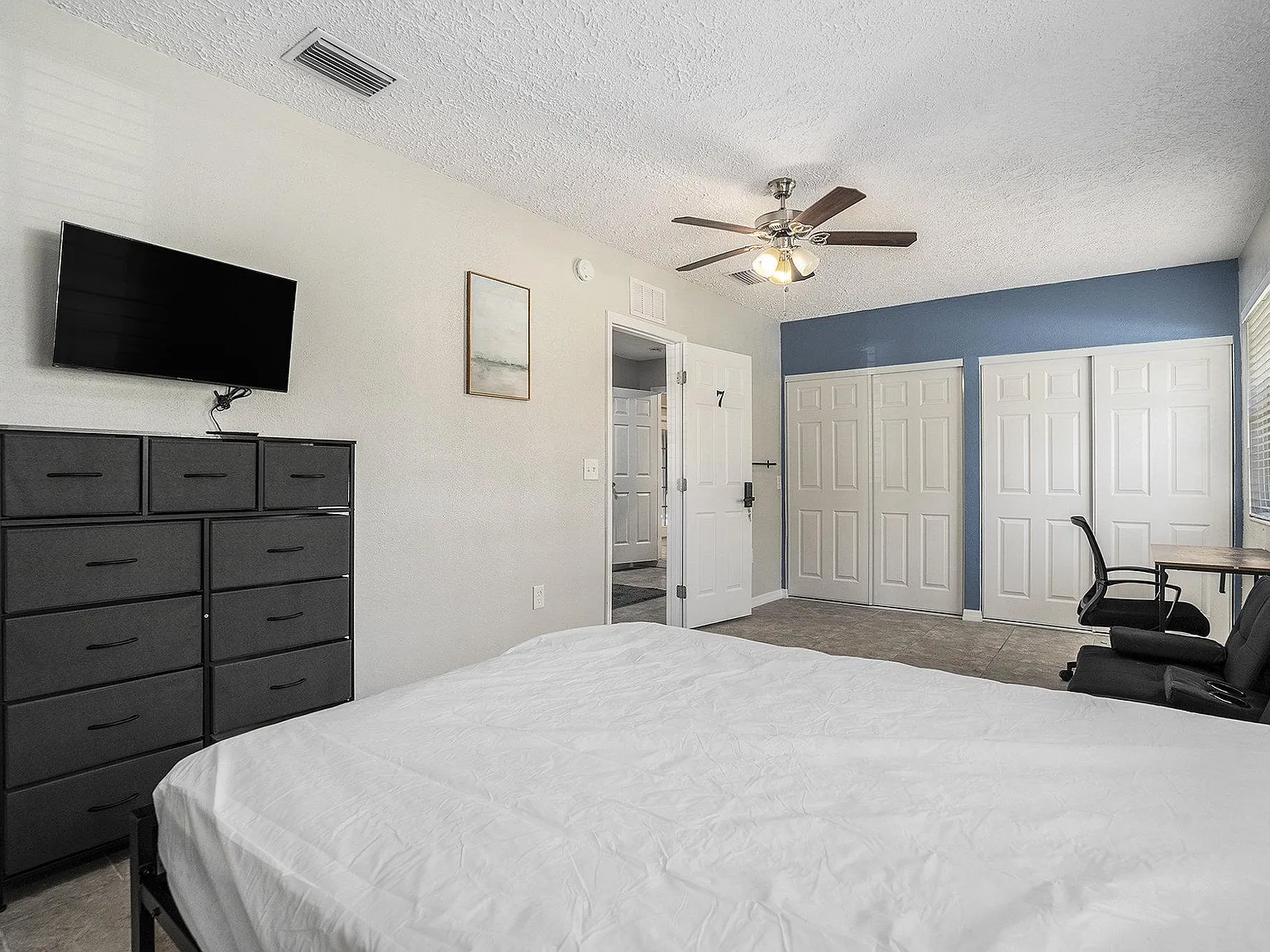 4 bed, 2.0 bath, 2264 sqft, $936 — Photo 3