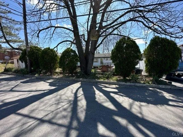 5th St, Walnutport, PA 18088