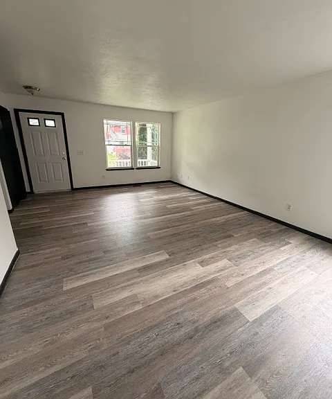 670 Roscoe Ave — Photo 2