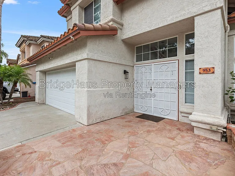 953 Gallery Dr — Photo 2