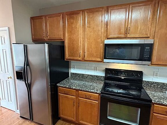 3rd image of 1029 Parkland Pl