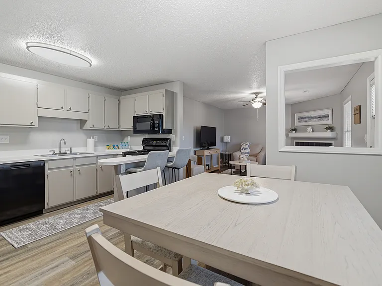 Westpointe Apartments — Photo 14