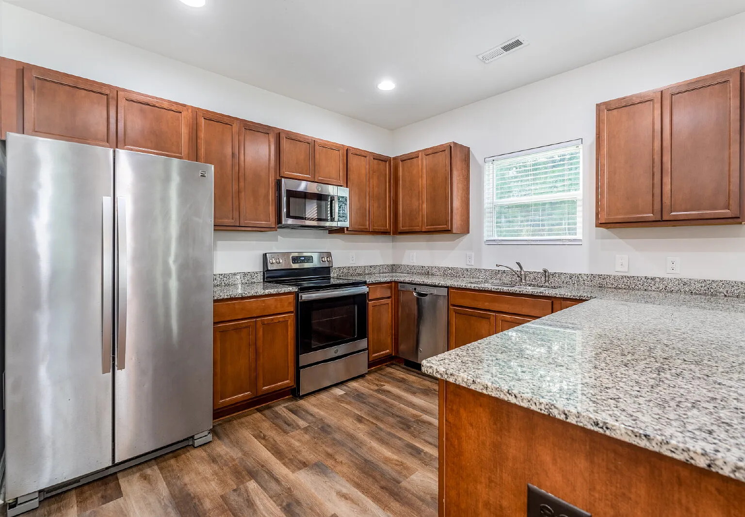 4 bed, 2.5 bath, 1900 sqft, $1,890 — Photo 1