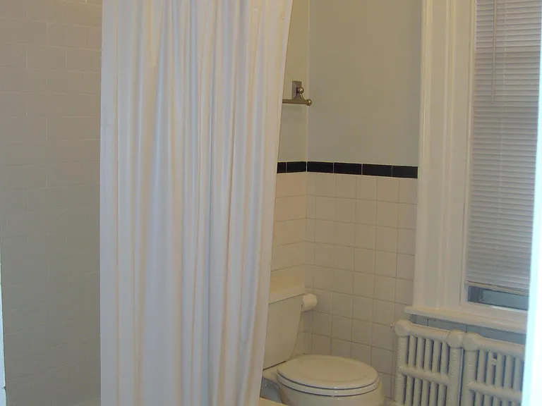 Apt 2 Bath Tub/Shower