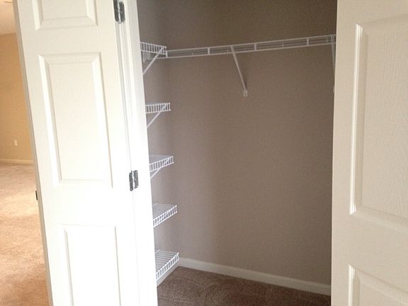 WALK IN CLOSET
