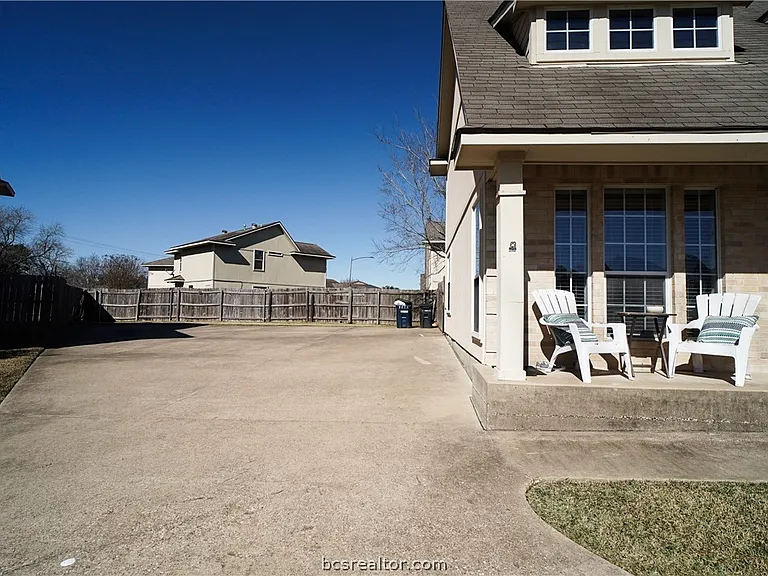 505 Thornton Ct — Photo 9