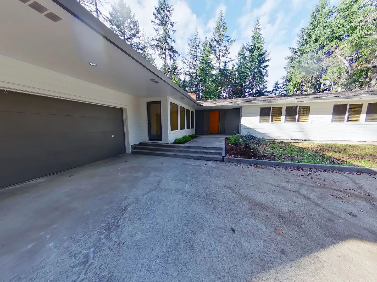 Large Beautiful Home in the Hills — Photo 1