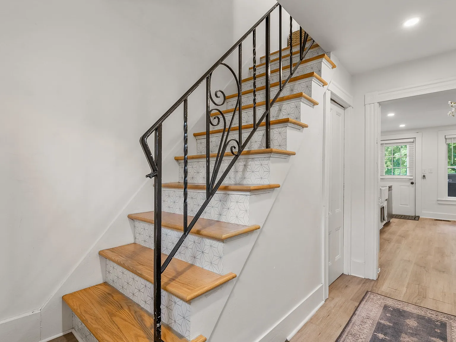 3 bed, 1.0 bath, 1200 sqft, $3,650 — Photo 4