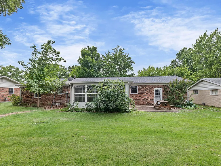 206 Joan Ave — Photo 2