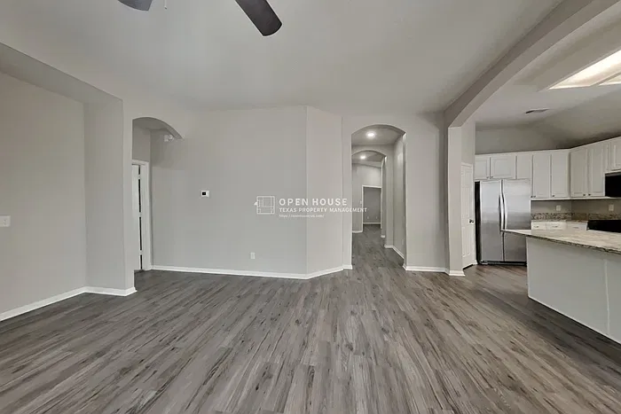 3 bed, 2.5 bath, 2403 sqft, $2,400 — Photo 4