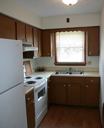 2nd image of 2910 Fernwood Ave