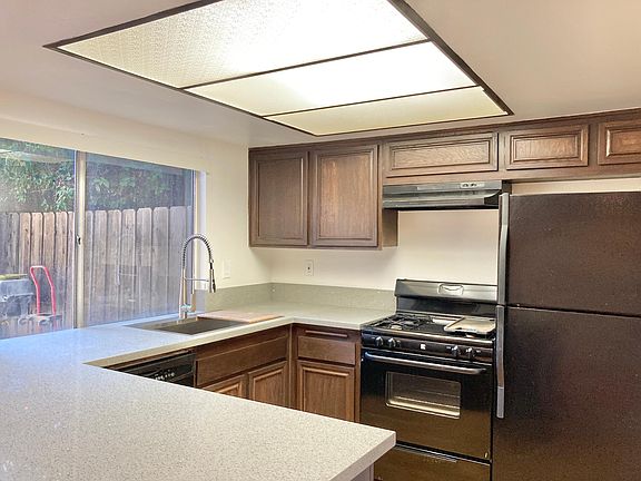 4th image of 20121 Leadwell St Unit 6