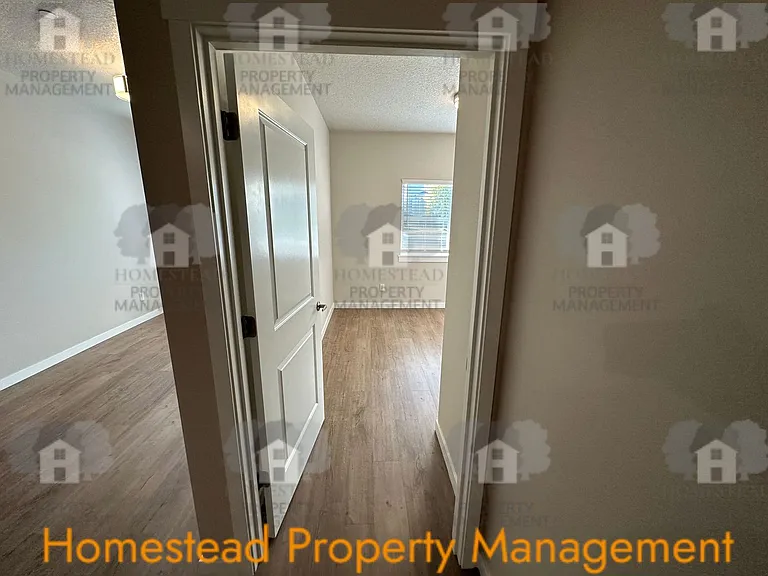 283 Knox St N — Photo 11