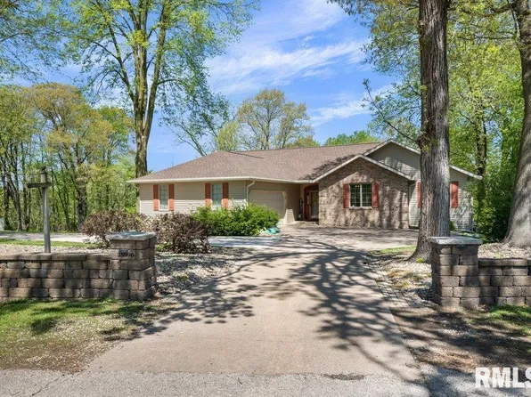 25996 Valley Dr, Bettendorf, IA 52722