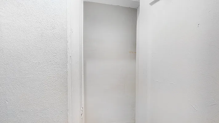 Sold by Thomas Lipovetsky, LREB | media 17